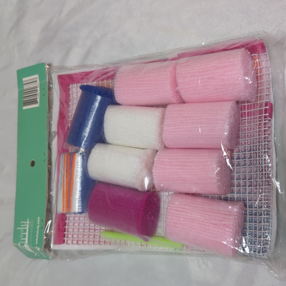 Zirrly Latch Hook Kit Cupcake Pink & White Crafting Hobby NEW - Picture 3 of 3